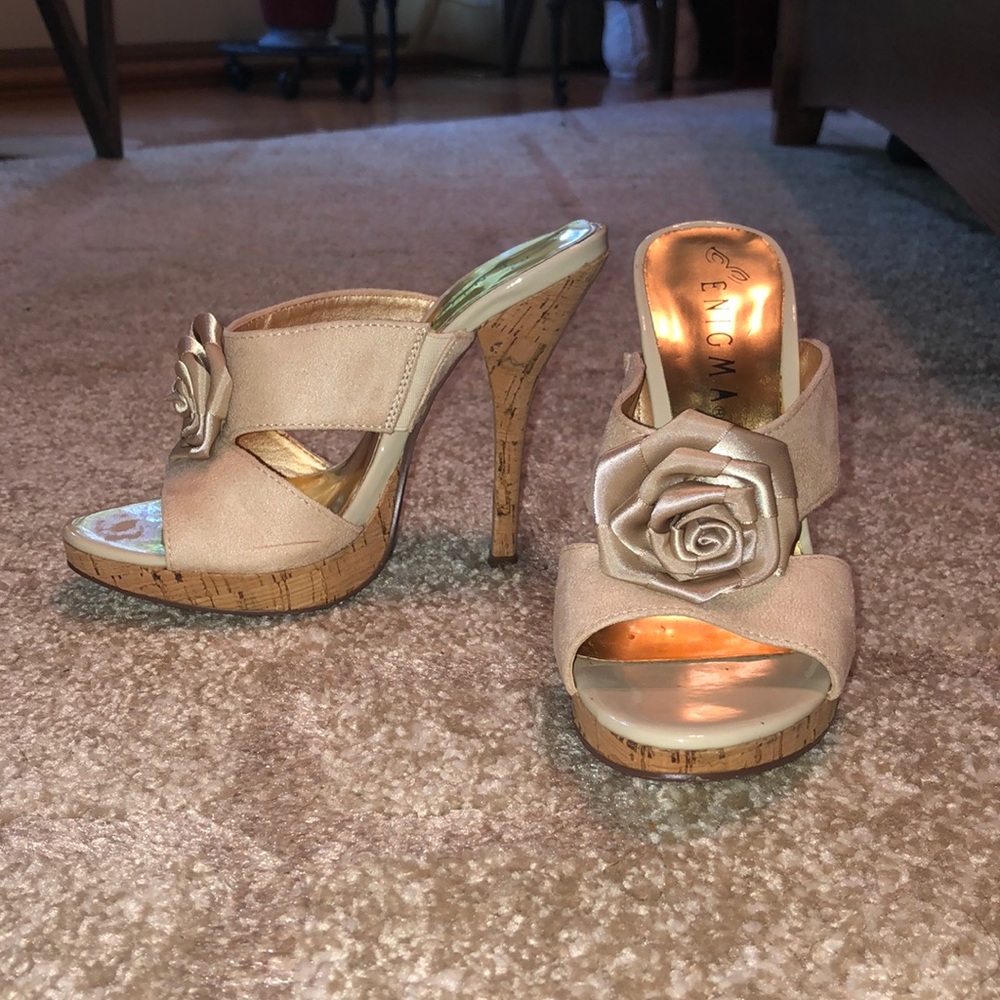 Super cute flower Enigma cork mule